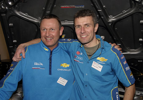 Kim Holmgaard sammen med DTC-køreren, Henrik Lundgaard, der skal medvirke under tests af den nye gruppe N Chevrolet Lacetti.